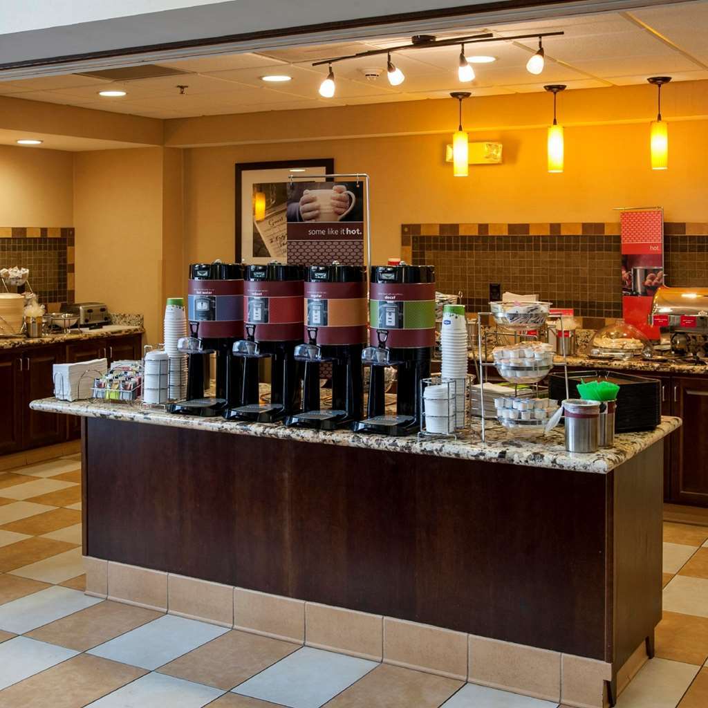 Hampton Inn & Suites Watertown Restaurant photo